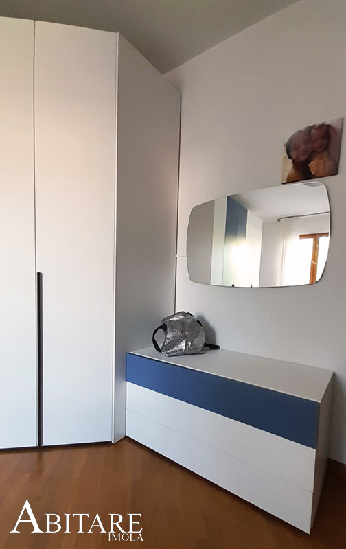 interior design arredare casa camera matrimoniale cabina arnadio angolare laminato laccato ral blu specchio angoli rotondi