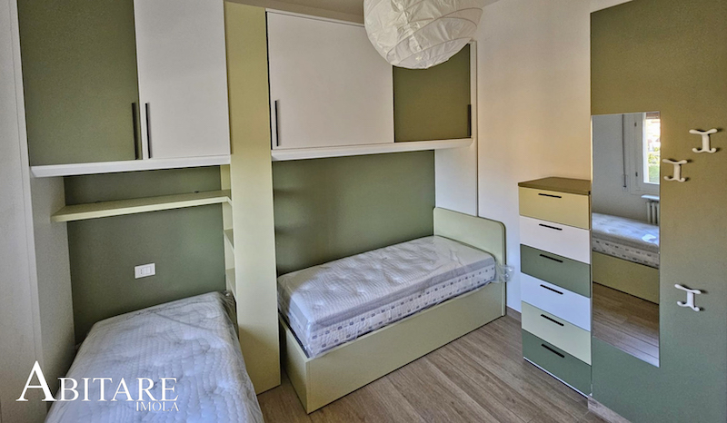 arredamento cameretta imola verde ulivo per ragazzi e bambini camera letto contenitore una piazza verde e bianco laminato parquet libreria armadio scorrevole pavimento effetto legno