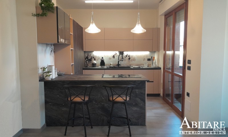 cucina rosa cipria penisola induzione con cappa illuminazione led imola bologna interio design arredare casa