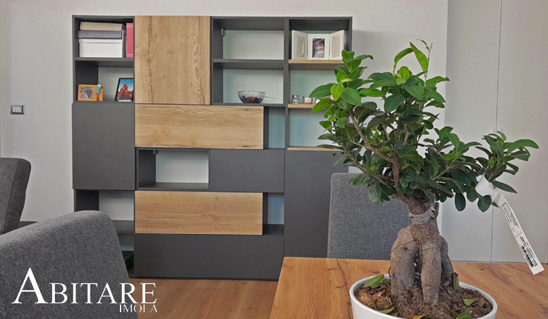 dielle imola abitare arredamento living room pianta plant effetto legno laminato libreria antracite grigio scuro salotto soggiorno arredare interior design bologna faenza forlì